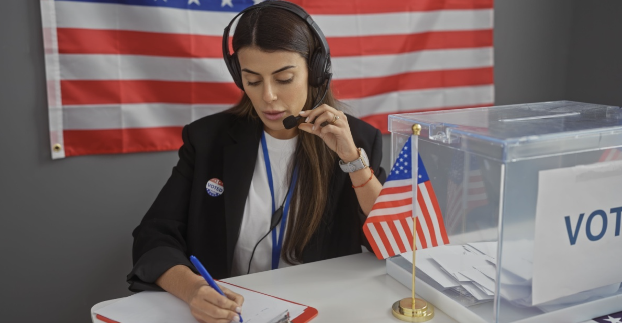 mulher trabalhando nas eleições americanas