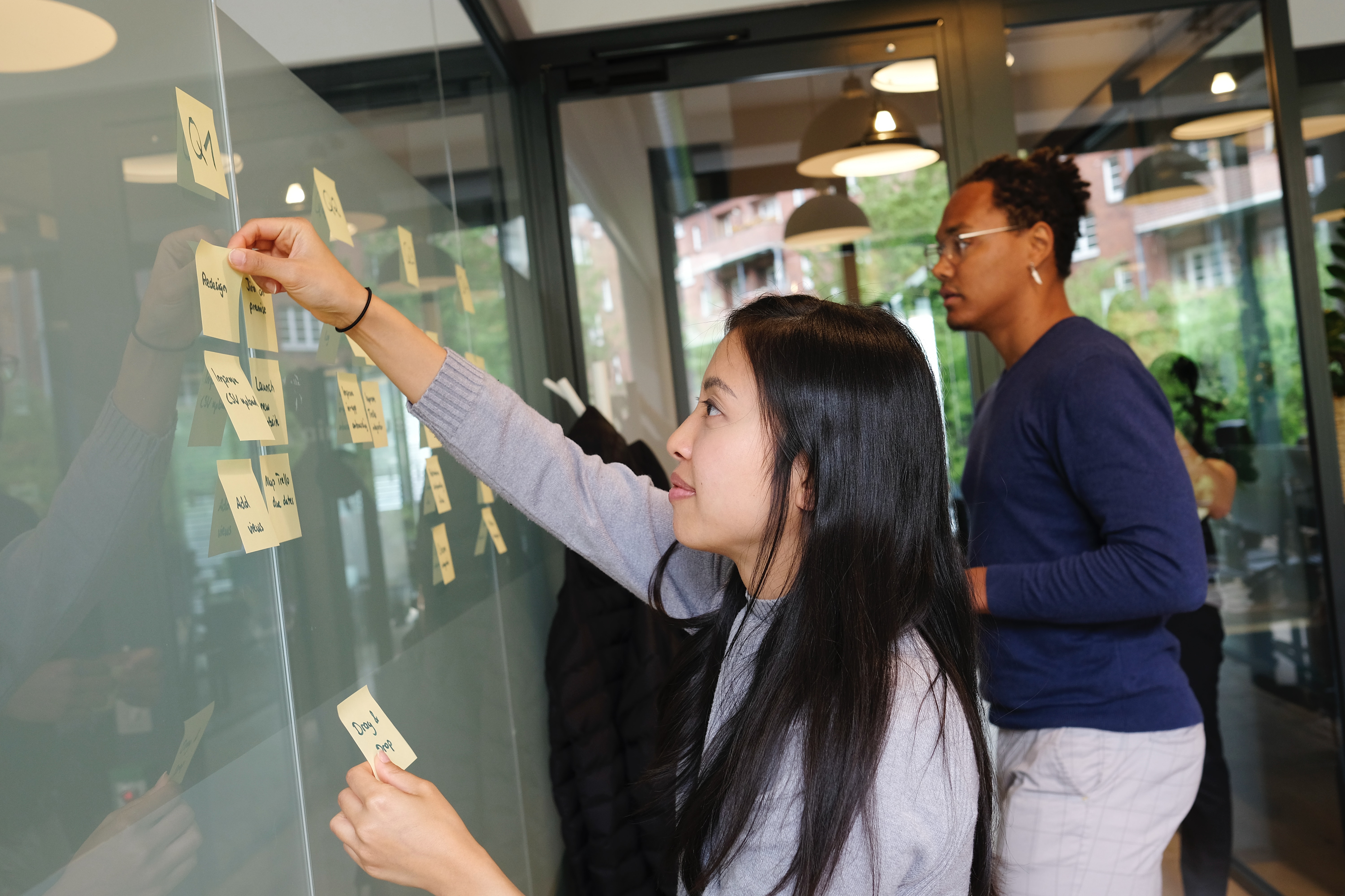 menina colando post its em um quadro