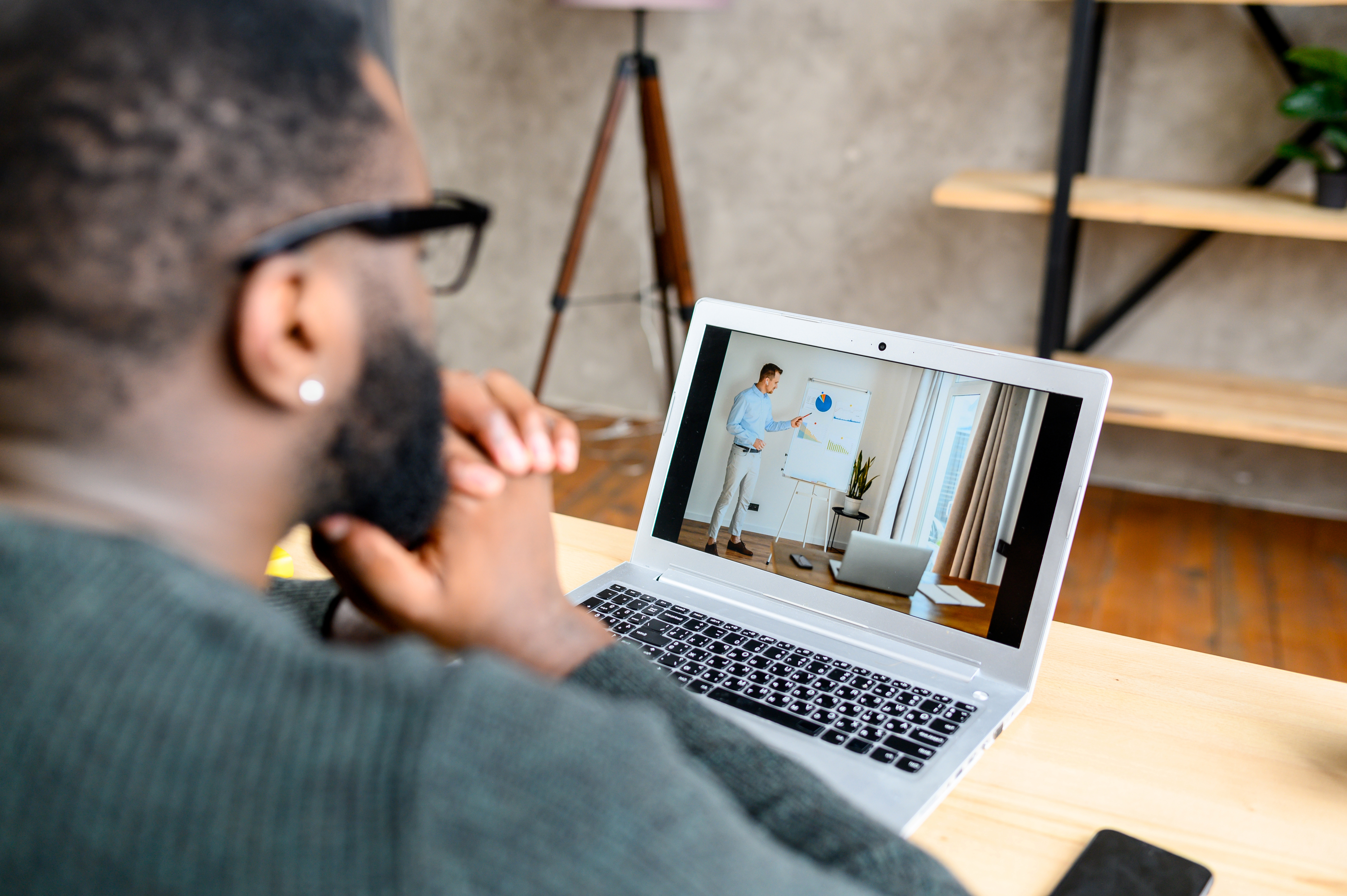 homem assistindo uma aula de um curso online