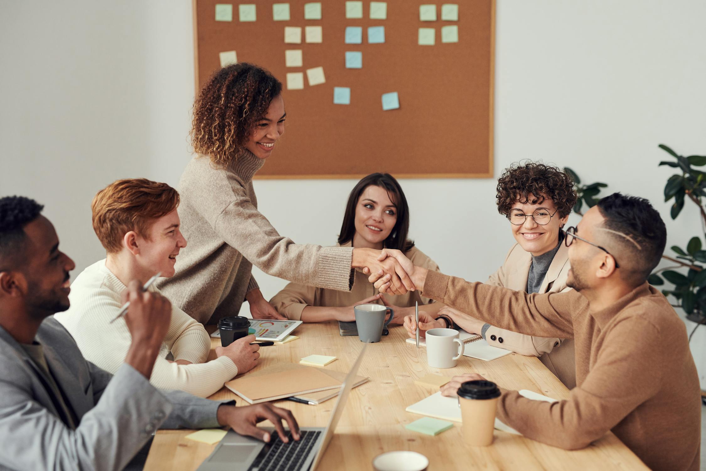 Equipe reunida discutindo gestão empresarial em mesa de escritório