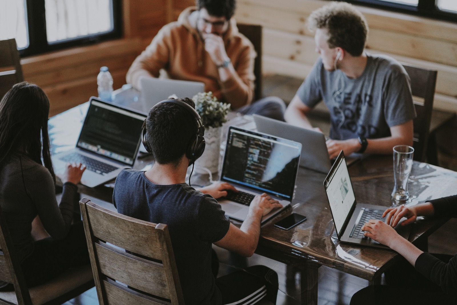 jovens trabalhando em uma mesa