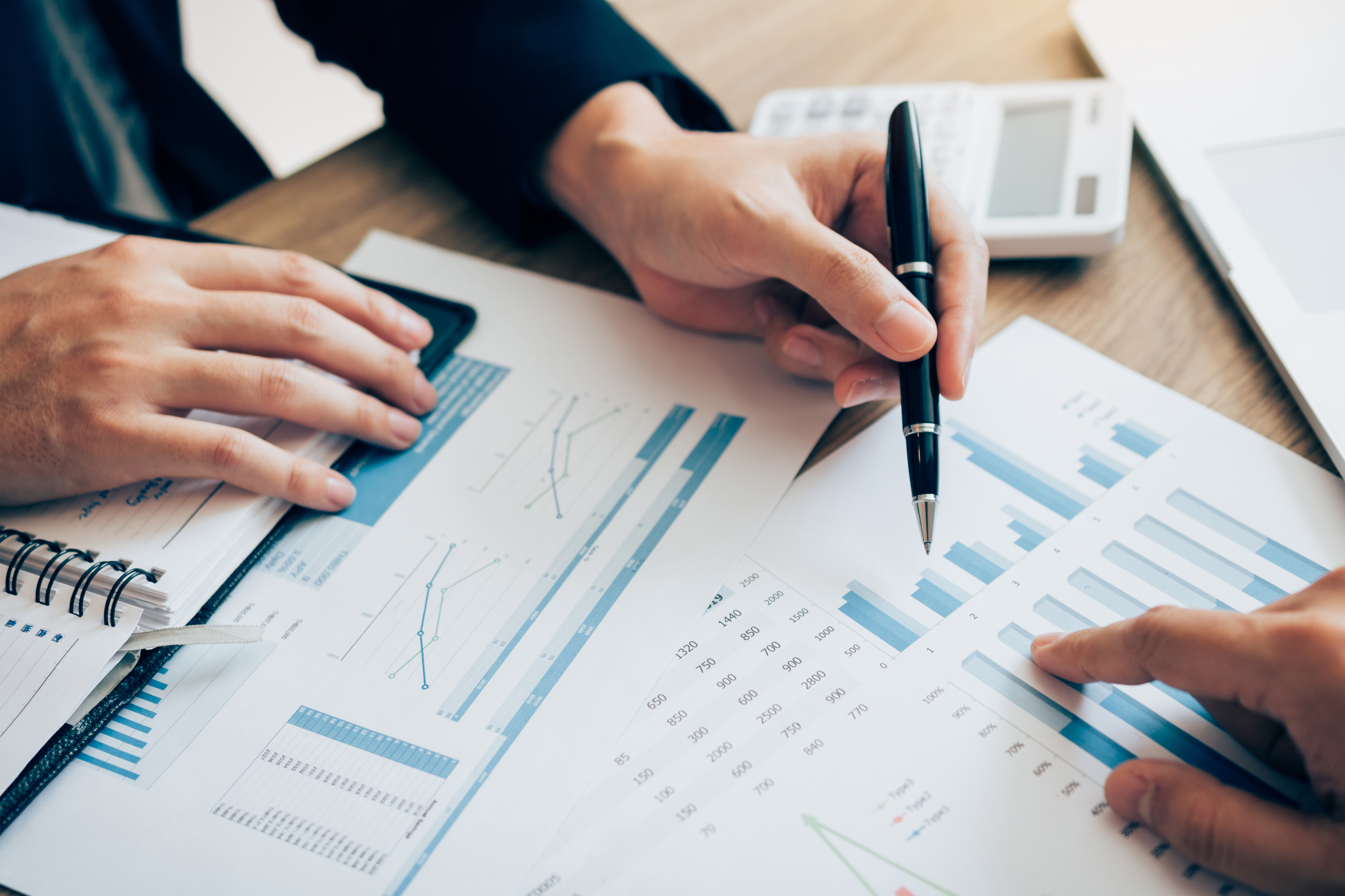 pessoa analisando relatorios financeiros